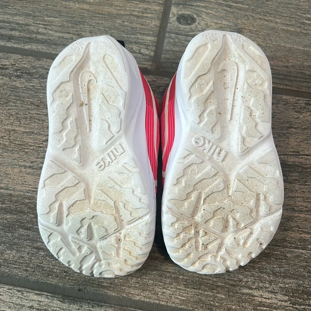 Toddler Pink Nike Sneakers - Picture 4 of 6